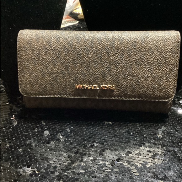 Buy Handbag and Wallet for $150. Save $25 with discount shipping😊 - Picture 1 of 10
